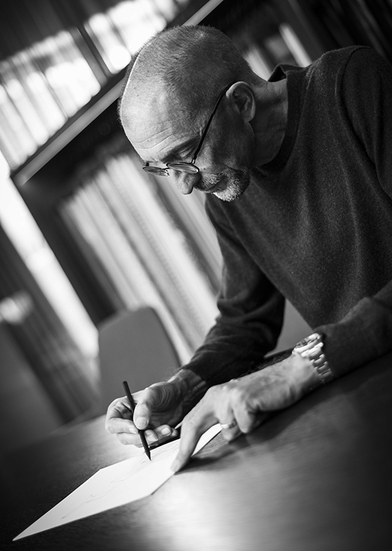 <p>Der Beginn der Zusammenarbeit zwischen Minotti und dem Mailänder Architekten und Designer Rodolfo Dordoni&nbsp;begann 1997 und endete im Jahr 2023, dem Jahr seines frühen Todes.</p>

<p>Als rationalistischer Architekt und Profi mit einer facettenreichen Persönlichkeit trifft Rodolfo Dordoni Ende der 90er Jahre auf Renato und Roberto Minotti, die eine starke Affinität im kulturellen Hintergrund, in der Berufserfahrung und der Sensibilität als Innenarchitekt von Rodolfo Dordoni erkennen. Sie stellen sich der Herausforderung, eine neue Vision des Unternehmens zu formen.</p>
