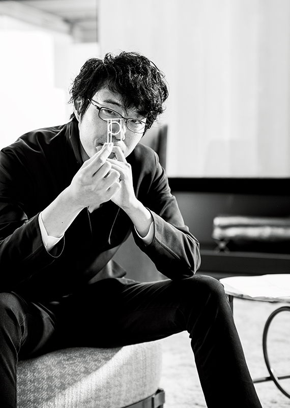 <p>Les premiers contacts entre Minotti et le designer japonais Oki Sato ont lieu en 2017.</p>

<p>Talent aux multiples facettes, poétique et original, Oki Sato a fondé en 2002 à Tokyo le cabinet d’architecture et de design Nendo dont il est le designer en chef. Réputé dans le monde entier pour son approche multiforme du design allant de la conception graphique à la création de produits en passant par l’architecture et la réalisation d’installations, Oki Sato rejoint officiellement l’équipe de designers de Minotti en 2018.</p>
