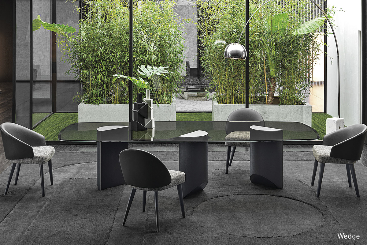 <p>La collaboration se poursuit au fil des années avec la table et la petite table <strong>Wedge</strong> ainsi qu’avec d’autres projets pensés aussi bien pour l’intérieur que pour l’extérieur des logements et des espaces de l’Hospitality. On peut ainsi citer Tape et son évolution <strong>Tape Cord Outdoor</strong> ou la naissance de la gamme de meubles <strong>Torii</strong> et <strong>Torii Nest</strong>, cette dernière déclinée pour les séjours en plein air avec <strong>Torii Nest Outdoor</strong>.</p>
