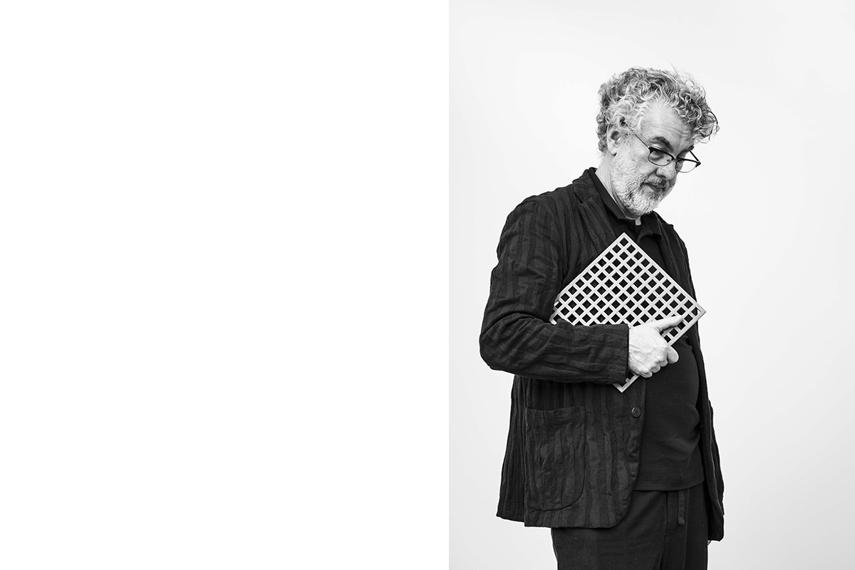 <p>Marcio Kogan于上世纪70年代末在圣保罗成立了MK27工作室。Marcio Kogan严谨而又富有激情，十分注重纯粹的线条和简约的造型，他钟情于开放的方形建筑，在室内与户外之间保持风格和造型的连续性，运用全景落地窗来消除室内与户外的界限。</p>
